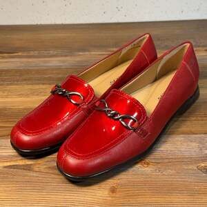 Trotters Women's 8 N Red Leather Patent Accent Chain Loafers